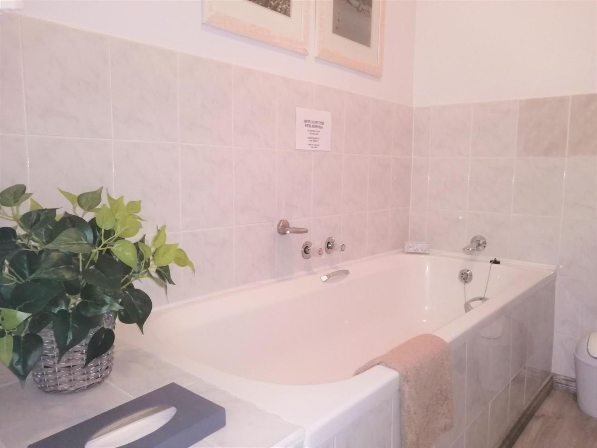 Amzee Bokmakierie Guest House Dana Bay Bilik gambar